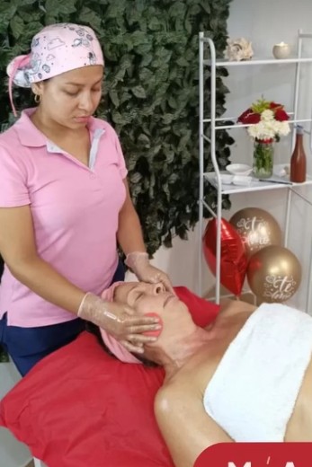 Masaje facial en cabina